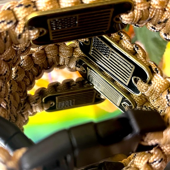 Tactical Survival Paracord Bracelet - Picture 1 of 8